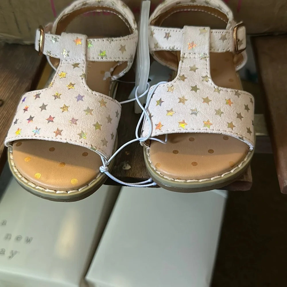 Cat and Jack size 6 baby shoes. New with tags. Adorable white with shiny stars​​